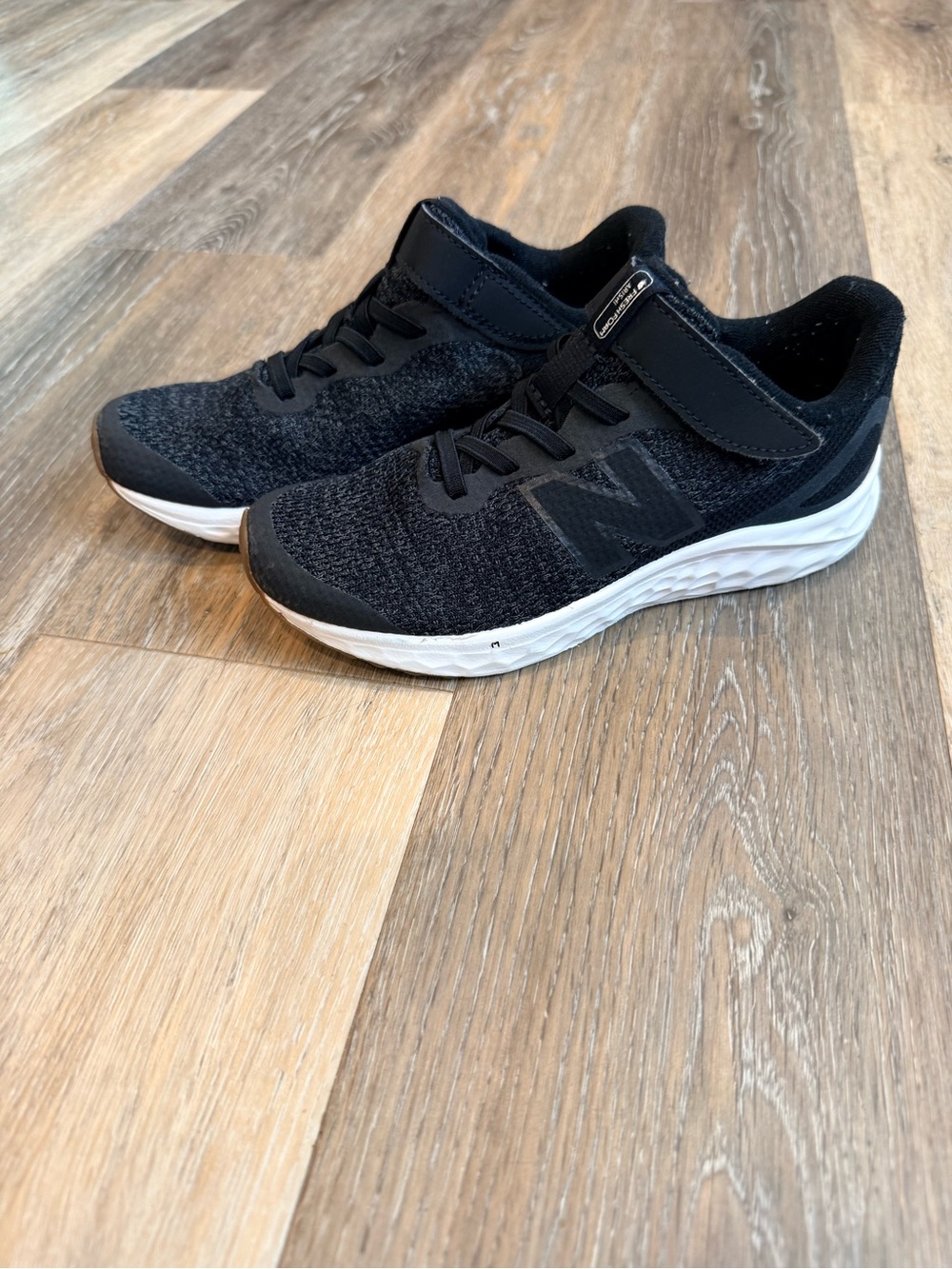 New Balance Boys PAIARAB4 Black Fresh Foam Sneakers Size 2 Indoor Gym Shoes